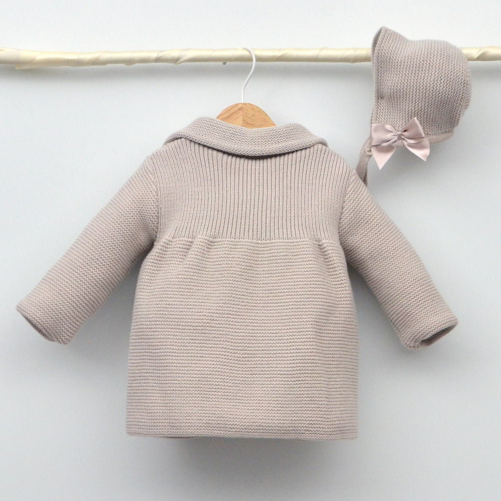 abrigo de punto con capota para niñas y bebes con encanto Tienda ropa bebes online hecho en españa doña carmen mayoral ropita online bebes elegante y clasica