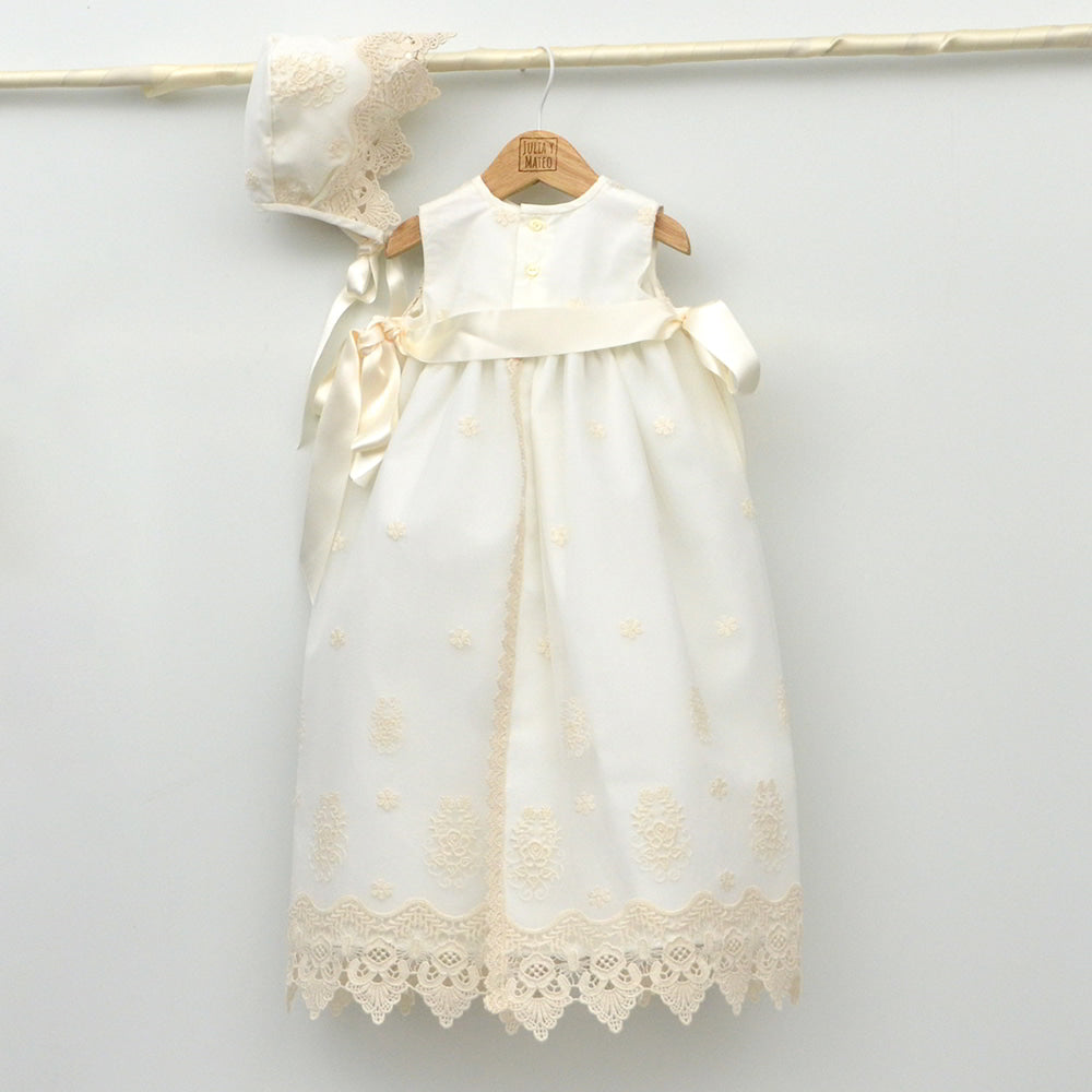 Baton faldon con capota de organza bordados la mejor tienda online trajes de Bautizo hechos en españa