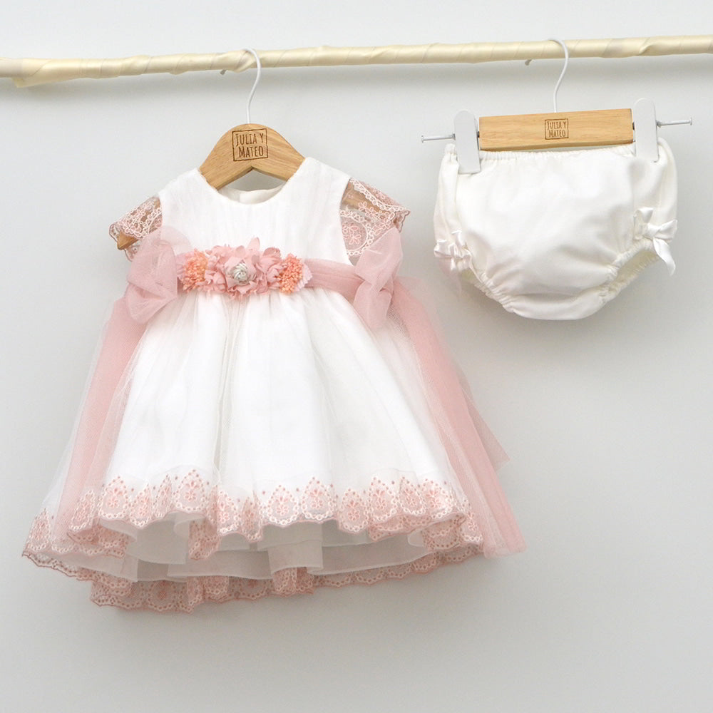 vestido ceremonia niñas Amaya, bautizo elegante, arras clasico , fajin rosa, adorno floral al mejor precio