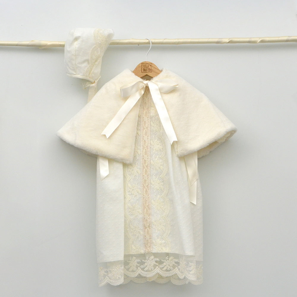 Baton faldon con capota de organza bordados la mejor tienda online trajes de Bautizo hechos en españa