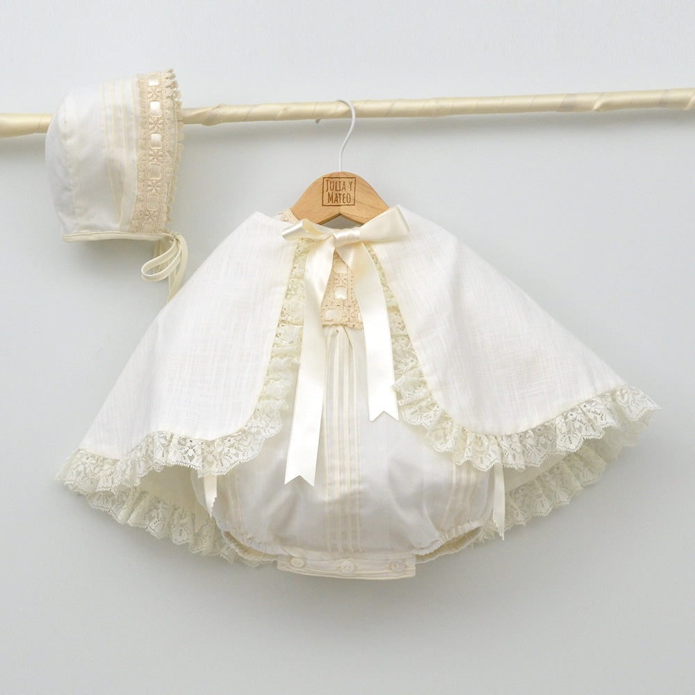 Tienda online trajes bautizo clasicos hechos en españa, pelele con capota organza bautismo