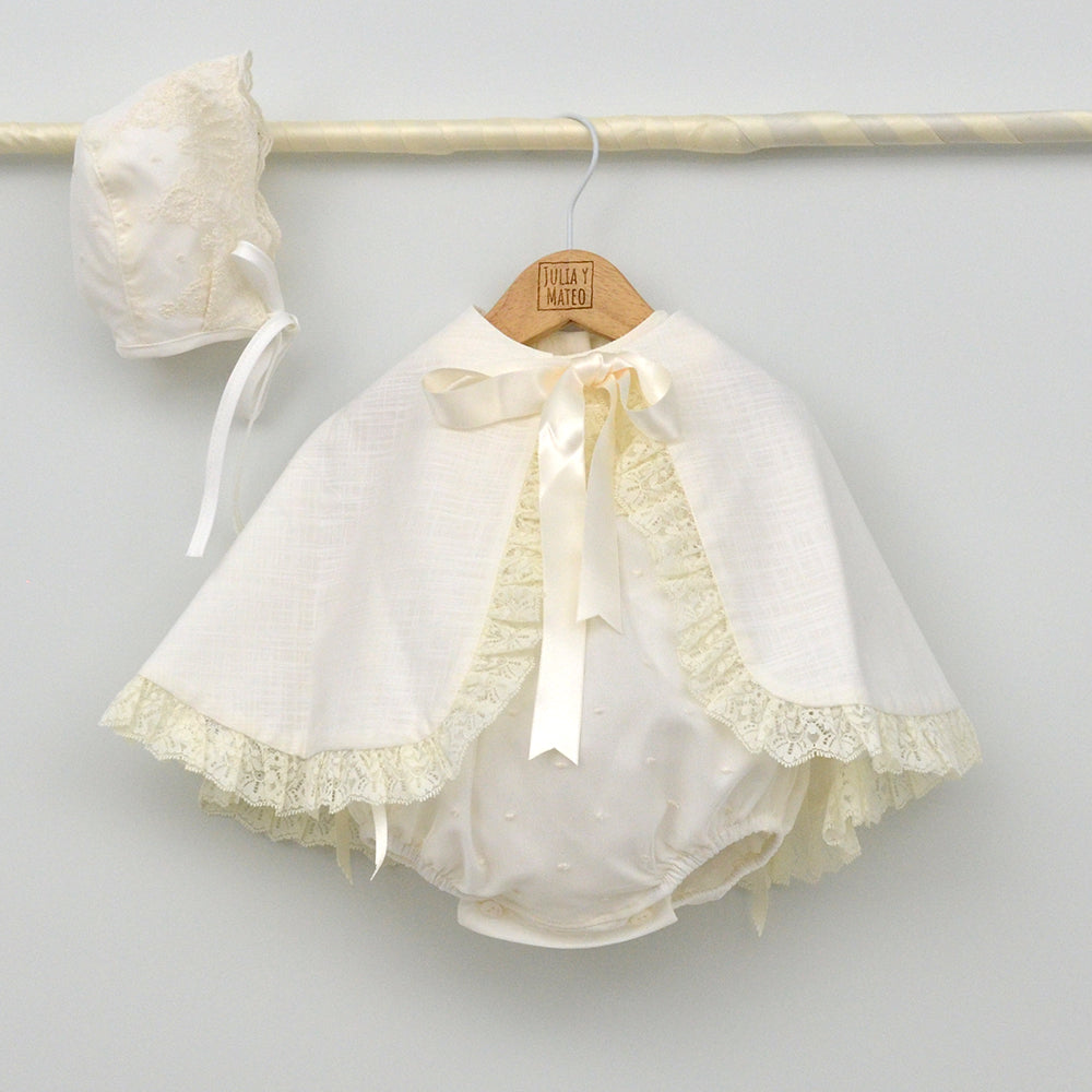 Capa y Pelele de bautizo clásico en color marfil con bordados artesanales y capota a juego para bebé hecha en españa