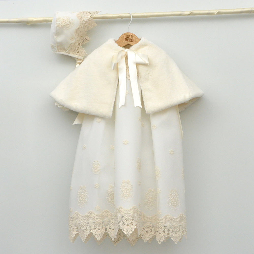 Baton faldon con capota de organza bordados la mejor tienda online trajes de Bautizo hechos en españa
