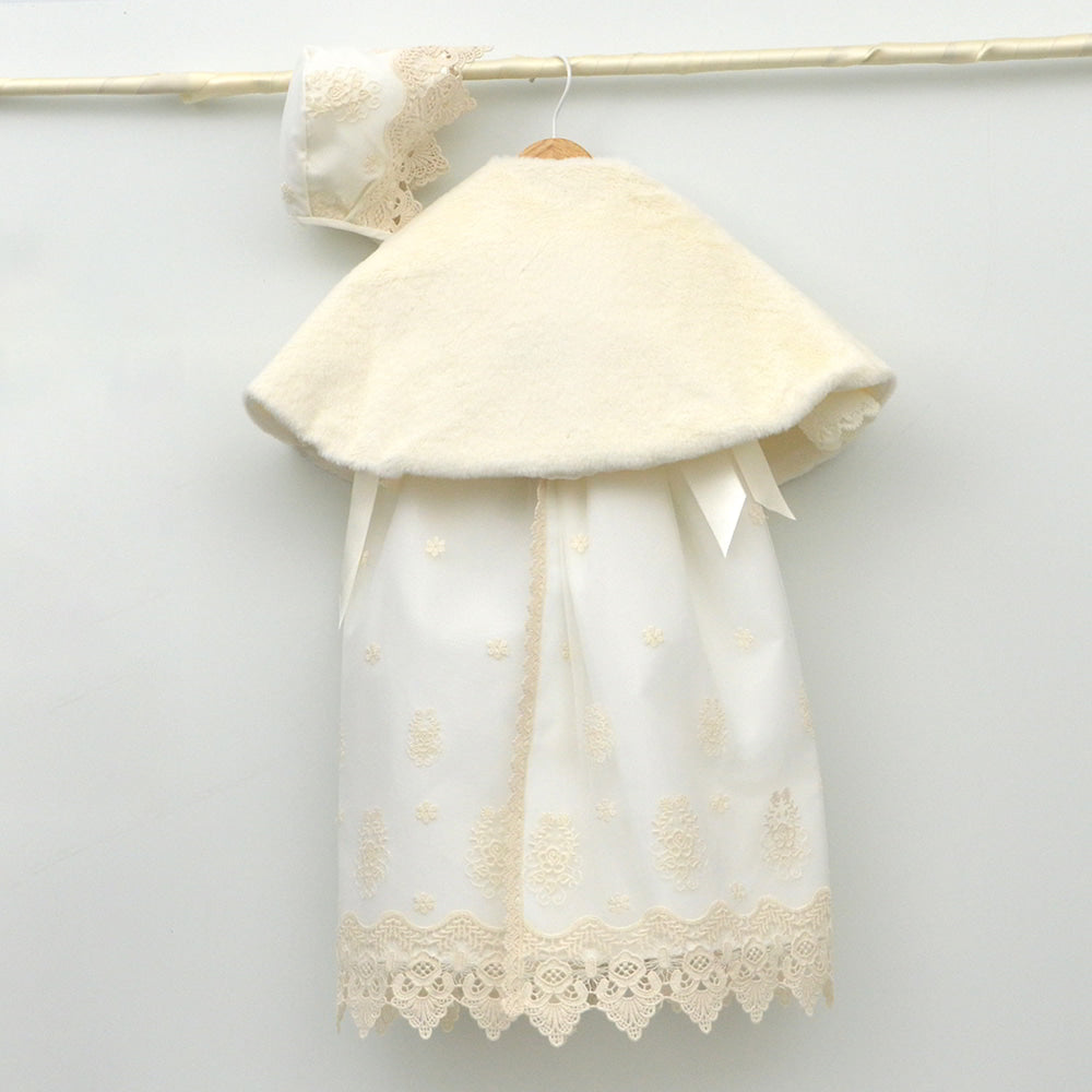 Baton faldon con capota de organza bordados la mejor tienda online trajes de Bautizo hechos en españa