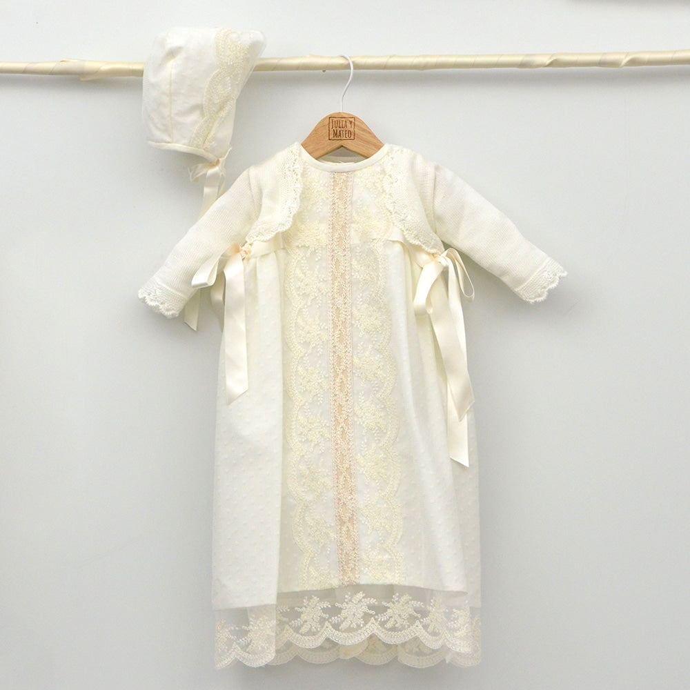 Baton faldon con capota de organza bordados la mejor tienda online trajes de Bautizo hechos en españa