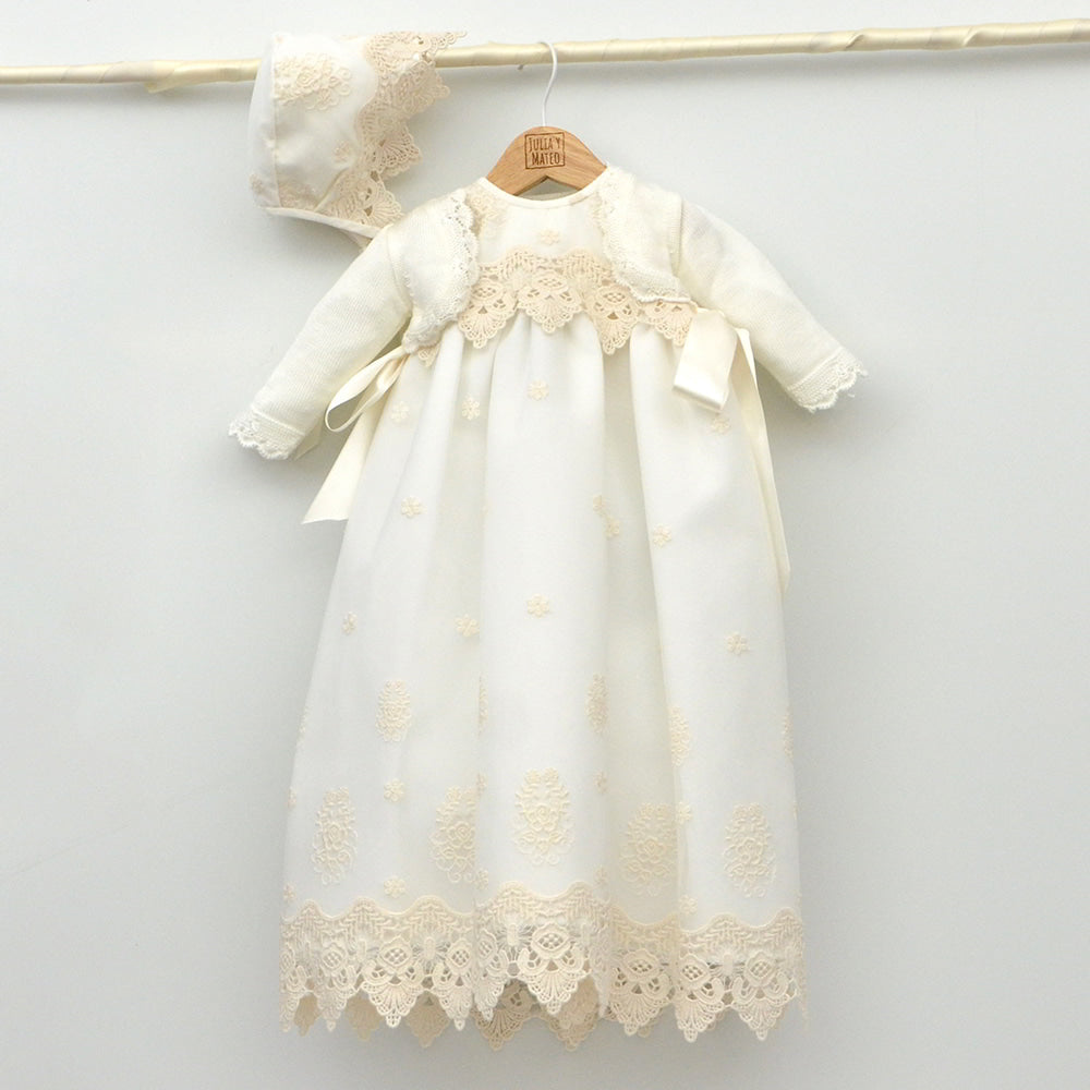 Baton faldon con capota de organza bordados la mejor tienda online trajes de Bautizo hechos en españa