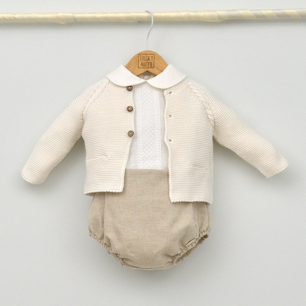traje bautizo niño clasico hecho artesanalmente en España por Julia y Mateo en lino en color arena