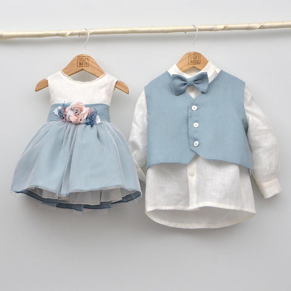 vestido ceremonia arras bautizo niñas lino azul hermanos a juego en las bodas fajin lazo flores Amaya Mayoral