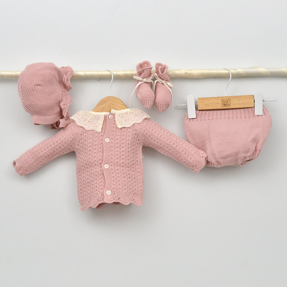 Conjunto bebés punto Alma con jersey, culotte, capota y patucos