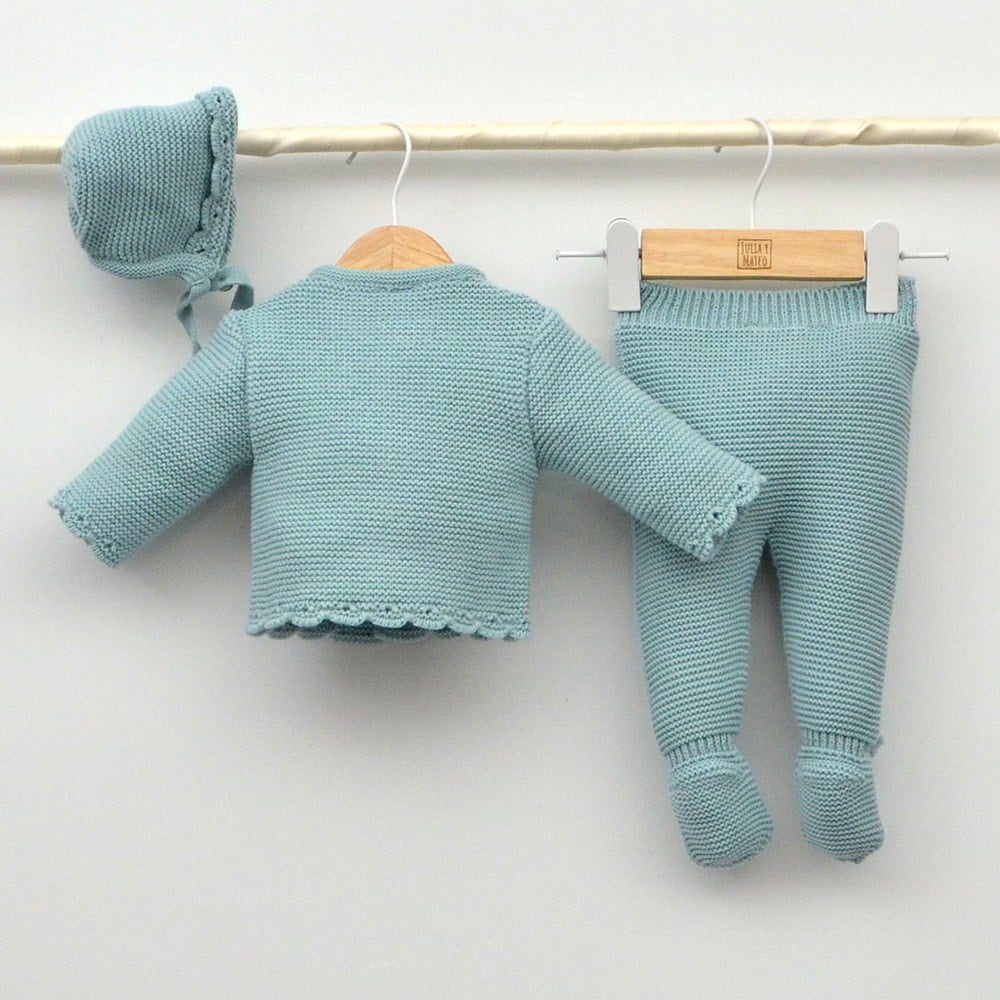 Conjunto bebés punto India con chaqueta con pompones, polaina y capota