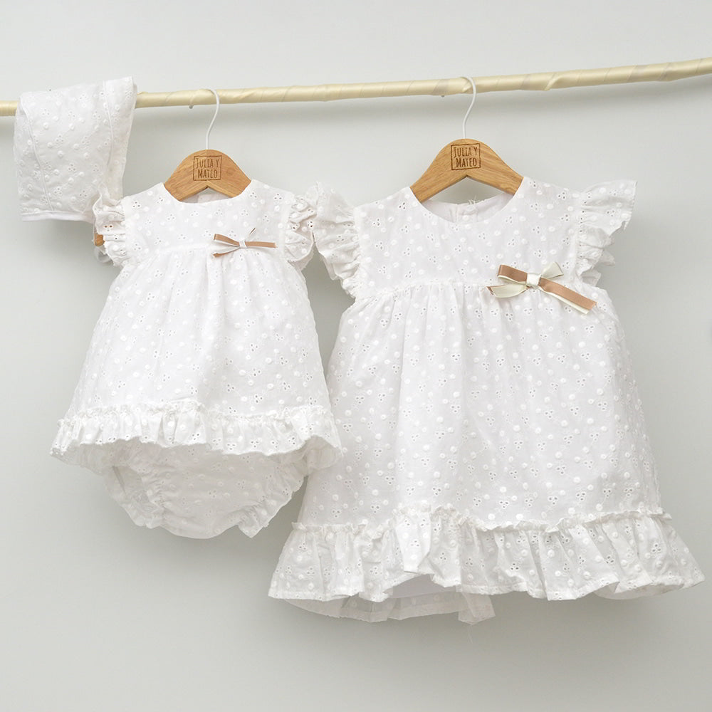 vestidos vestir niñas blancos jesusitos bebes con encanto trajes bodas eventos niñas 6,9,12,18,24,30,36, meses tienda online ropa clasica bebes Mayoral DOña Carmen VEstir a hermanas conjuntadas con encanto arras bodas