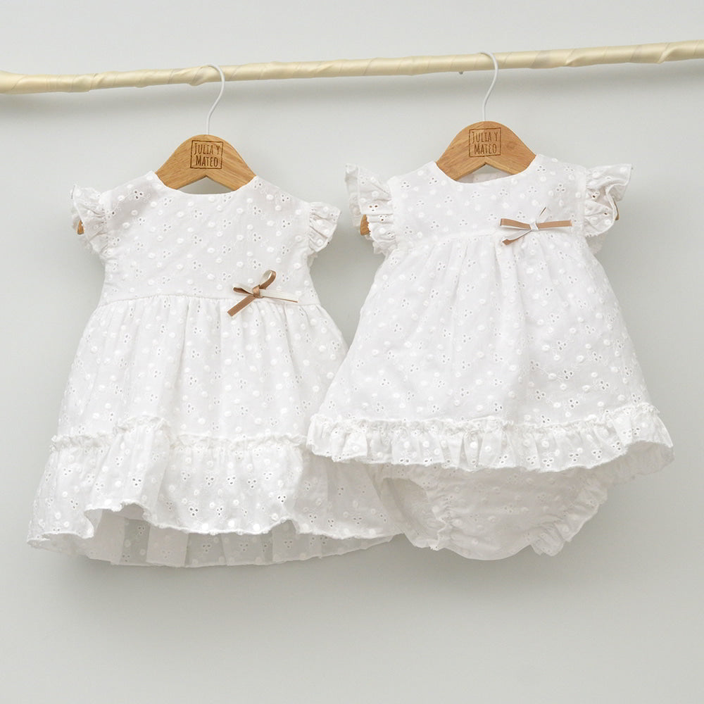 vestidos vestir niñas blancos jesusitos bebes con encanto trajes bodas eventos niñas 6,9,12,18,24,30,36, meses tienda online ropa clasica bebes Mayoral DOña Carmen VEstir a hermanas conjuntadas con encanto arras bodas