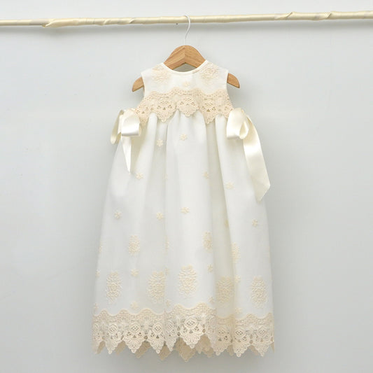 Baton faldon con capota de organza bordados la mejor tienda online trajes de Bautizo hechos en españa