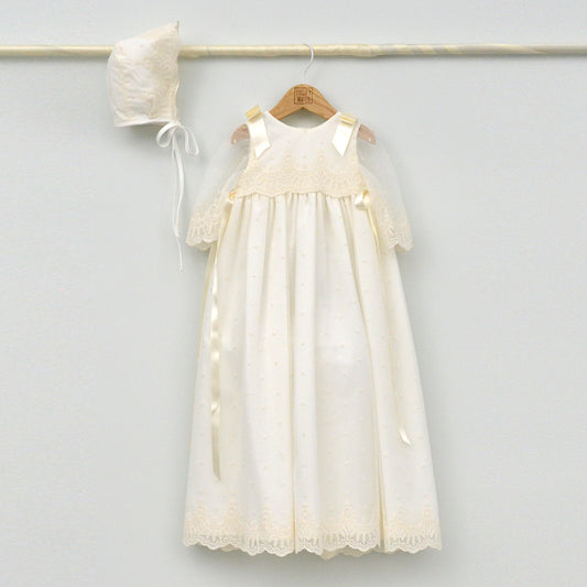 Faldón de bautizo largo en color crema con detalles de encaje y capota a juego, hecho artesanalmente en España