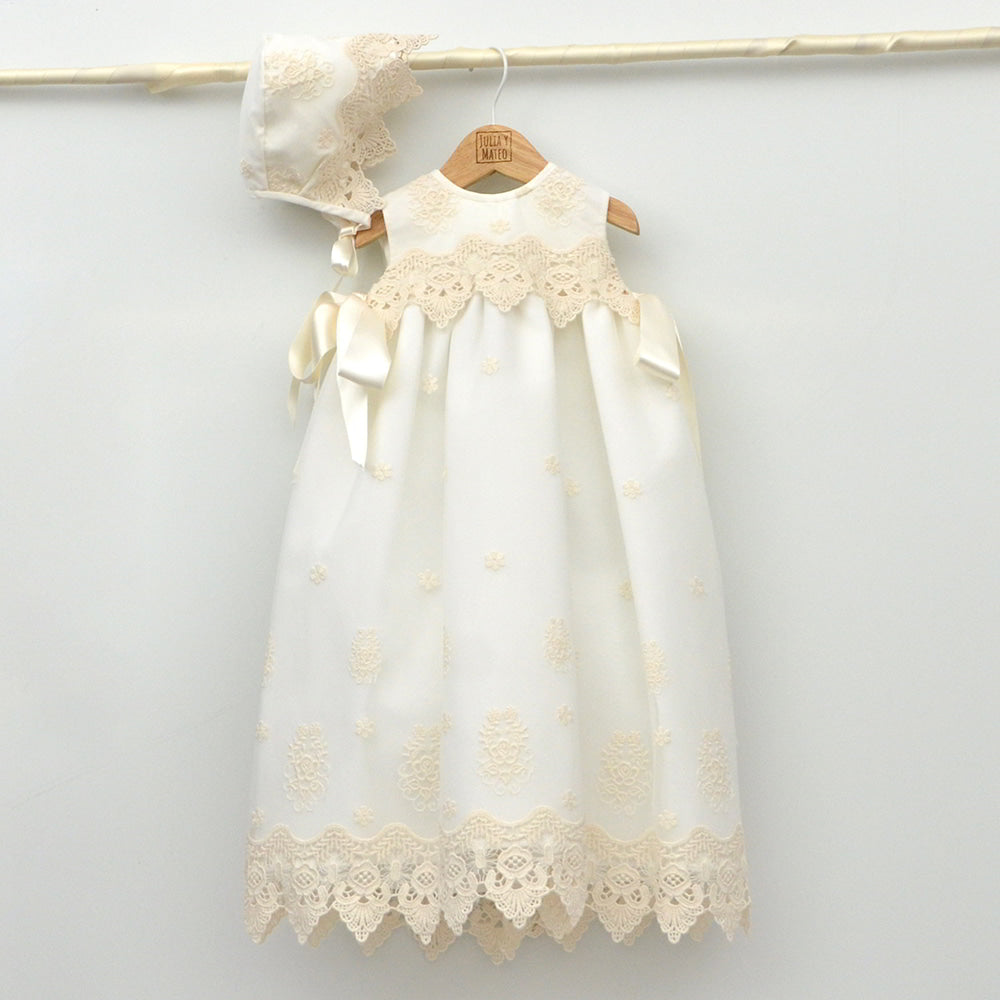 Faldon corto bautizo bordado capota Trajes Bautismo JuliayMateo