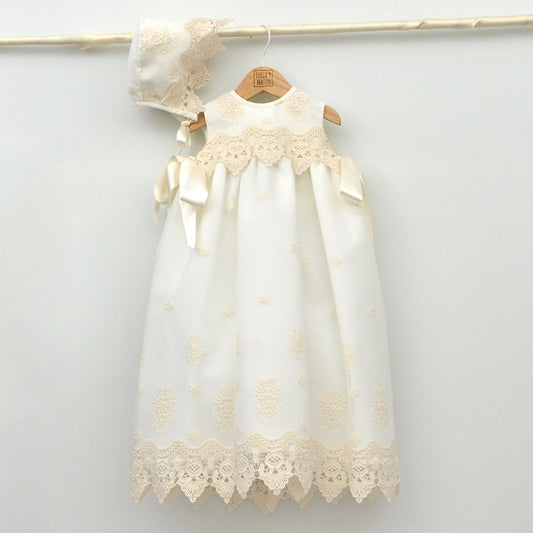 Baton faldon con capota de organza bordados la mejor tienda online trajes de Bautizo hechos en españa sencillos y elegantes y mejor precio baratos