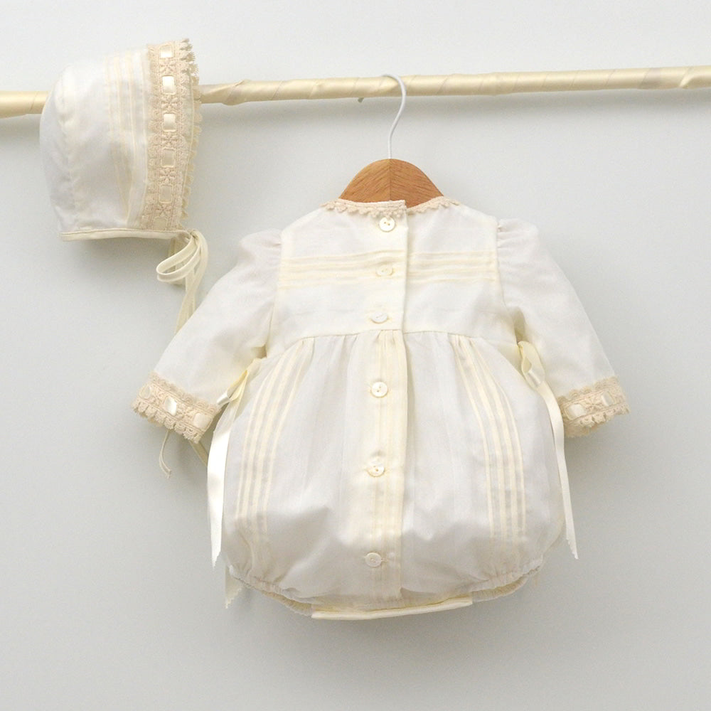 Tienda online trajes bautizo clasicos hechos en españa, pelele con capota organza bautismo