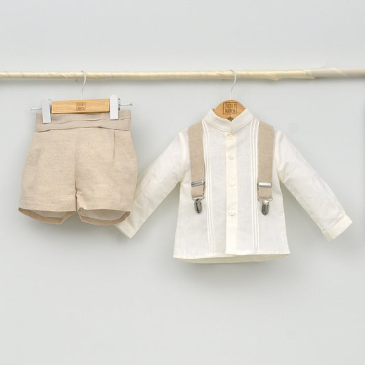 Traje de bautizo y ceremonia para niño en lino color arena con tirantes y camisa blanca, confeccionado en España por Amaya