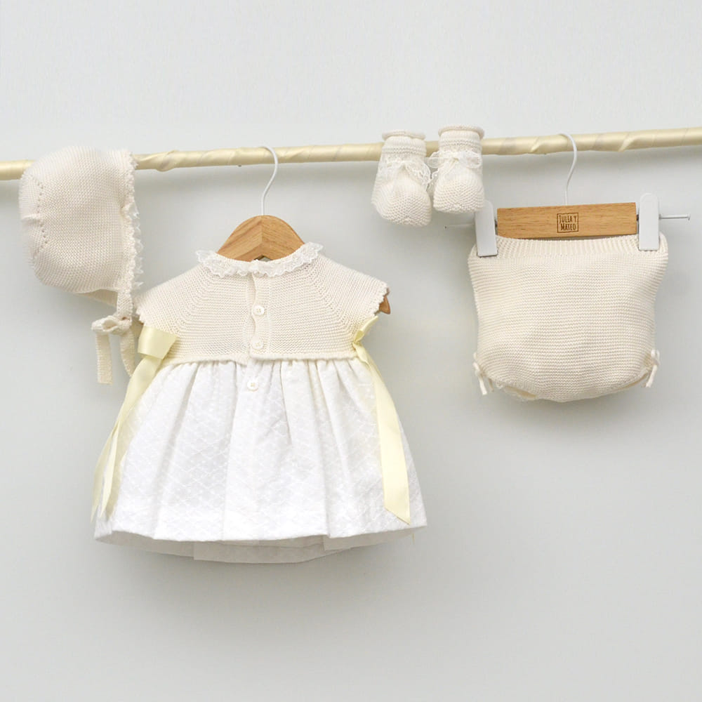 traje Bautizo niña verano, hecho en españa, vestido con capota, braguita y patucos