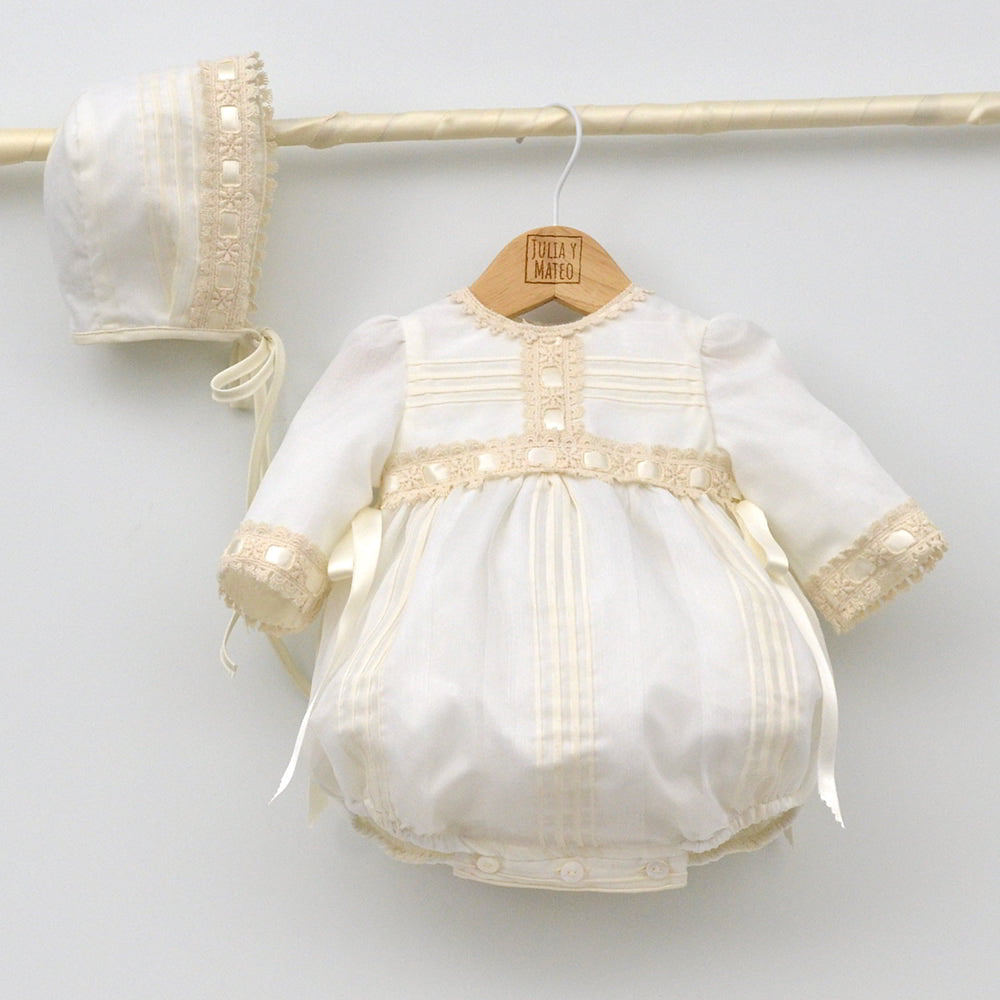 Tienda online trajes bautizo clasicos hechos en españa, pelele con capota organza bautismo