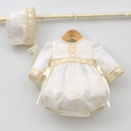 Tienda online trajes bautizo clasicos hechos en españa, pelele con capota organza bautismo
