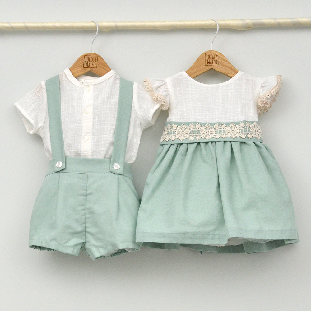 Conjunto o vestido de bautizo o arras para niña en color verde menta y blanco roto, diseño artesanal con cuerpo de lino y mangas de volante de ceremonia