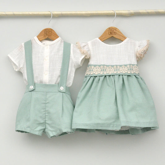 Conjunto o vestido de bautizo o arras para niña en color verde menta y blanco roto, diseño artesanal con cuerpo de lino y mangas de volante de ceremonia