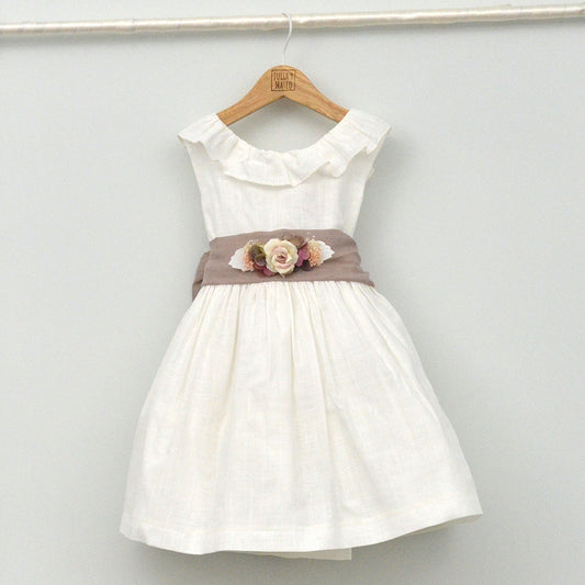 Vestido niña Emma con fajín de lino y adorno floral