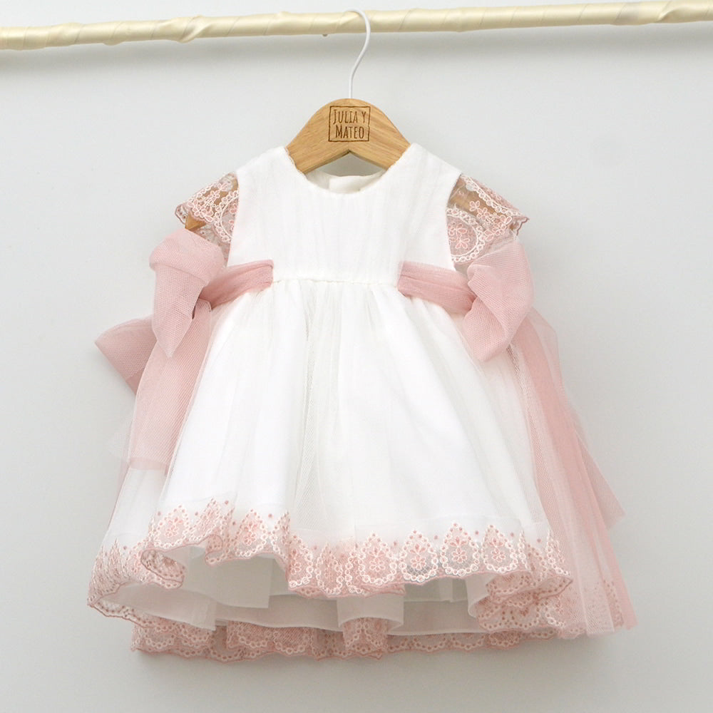 vestido ceremonia niñas Amaya, bautizo elegante, arras clasico , fajin rosa, adorno floral al mejor precio