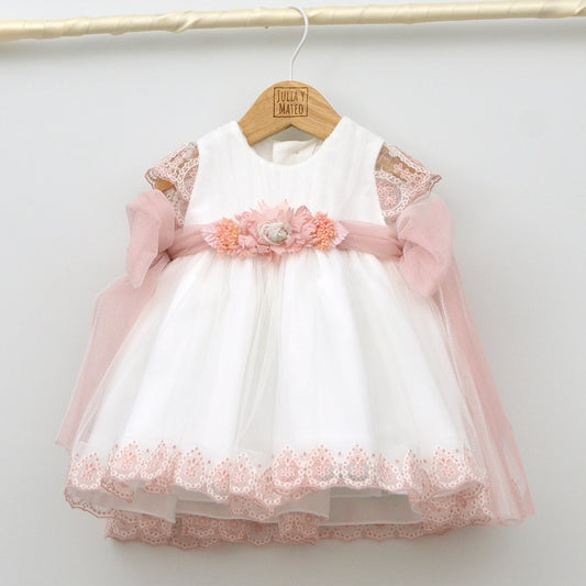 vestido ceremonia traje niñas Amaya, bautizo elegante, arras clasico , fajin rosa, adorno floral al mejor precio la mejor tienda online trajes de ceremonia clasicos hecho en españa organza flor fajin lazos