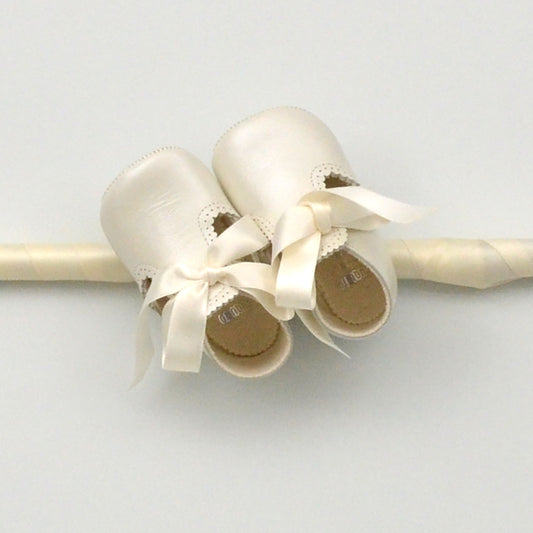 Zapato Pablo de piel nacarada y lazo