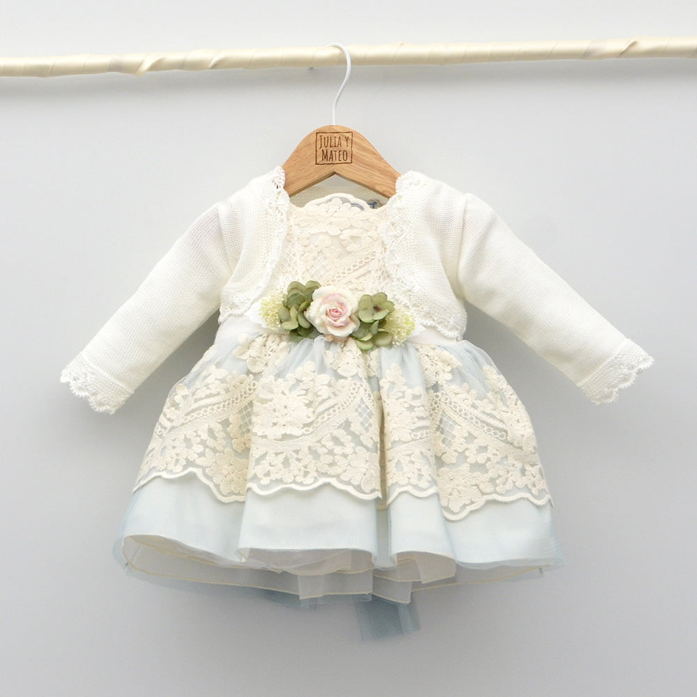 vestido bautizo ceremonia niñas arras bordado flores fajin verde agua hecho en españa Amaya Mayoral
