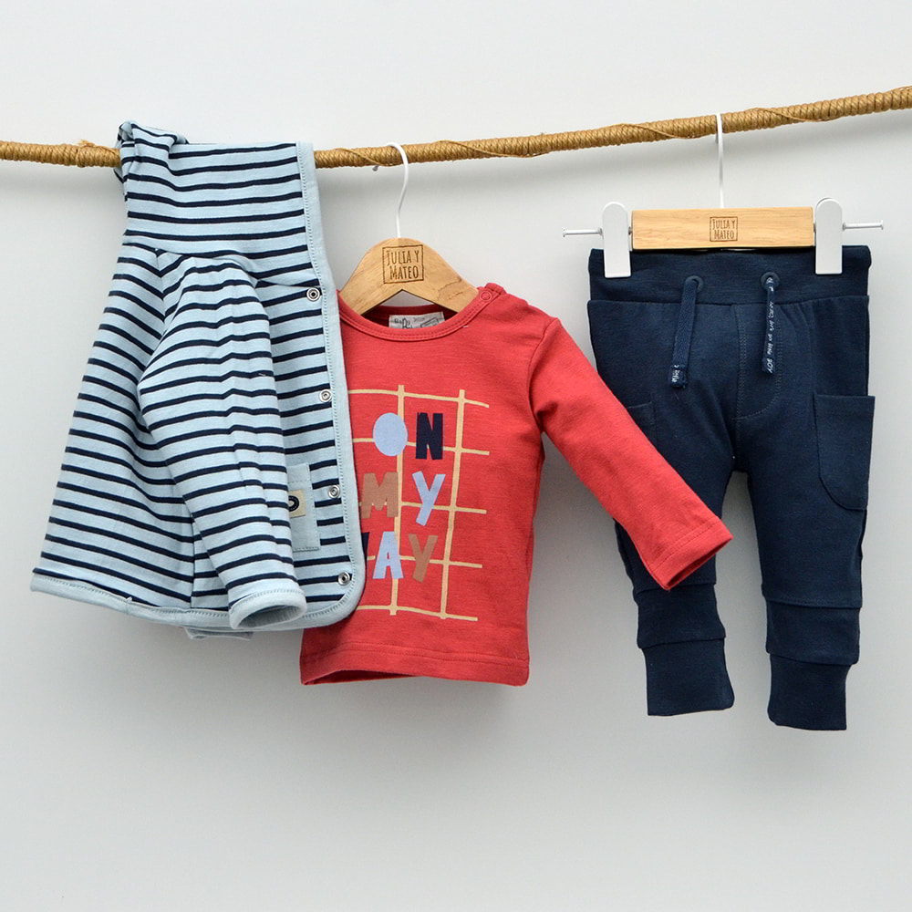 Conjunto bebé Leo con chaqueta reversible, camiseta y pantalón
