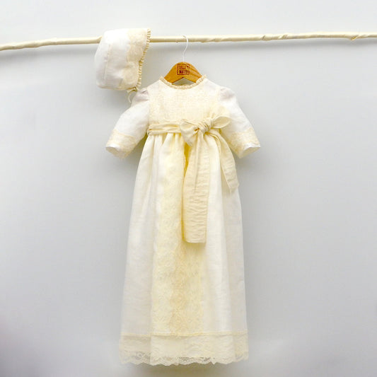 faldon de lino de Bautizo largo hecho en españa bordado puntilla manga francesa invierno pombo faldon hija de marta POmbo familia pombo bautizo martina martin