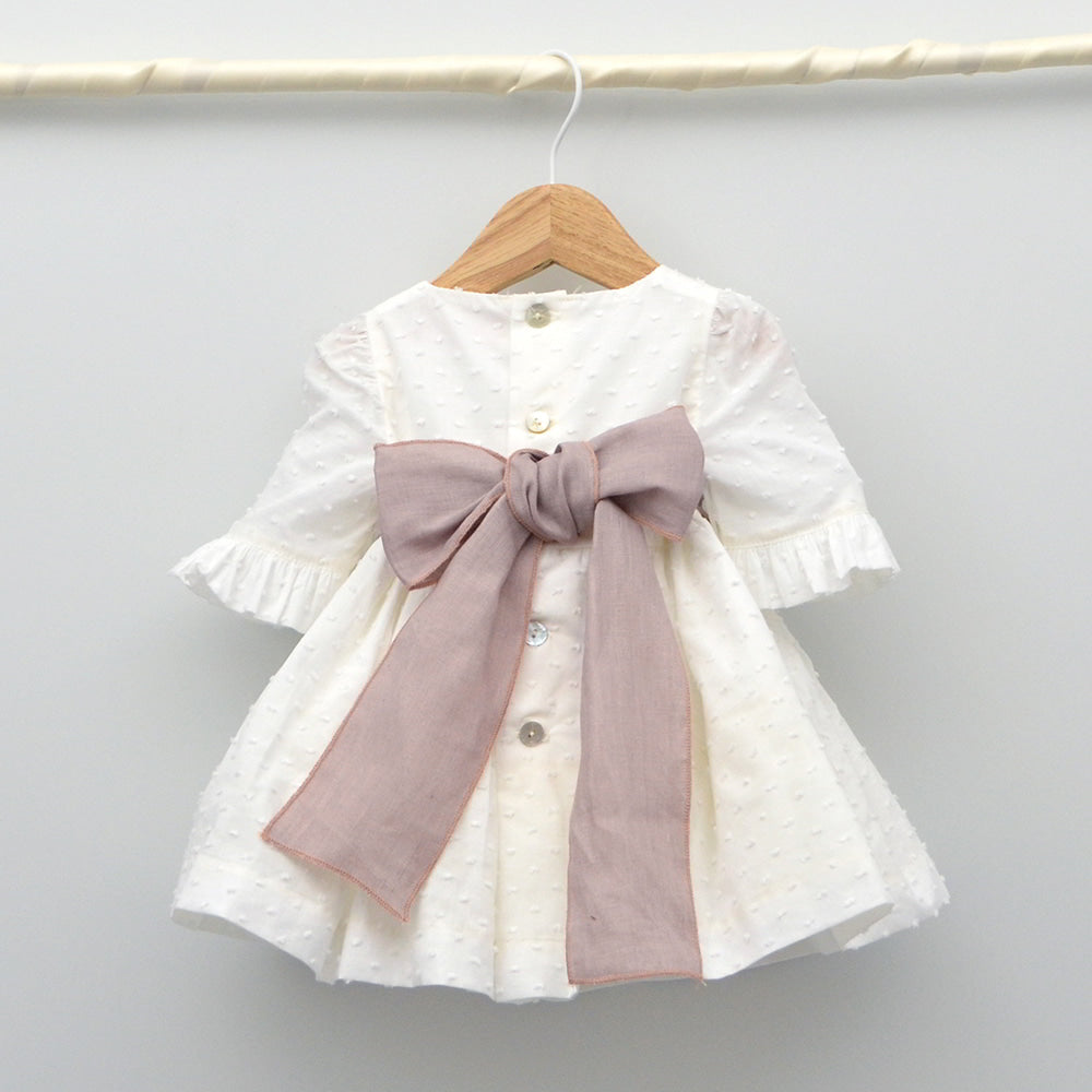 Vestido niña plumeti Isabel con adorno floral