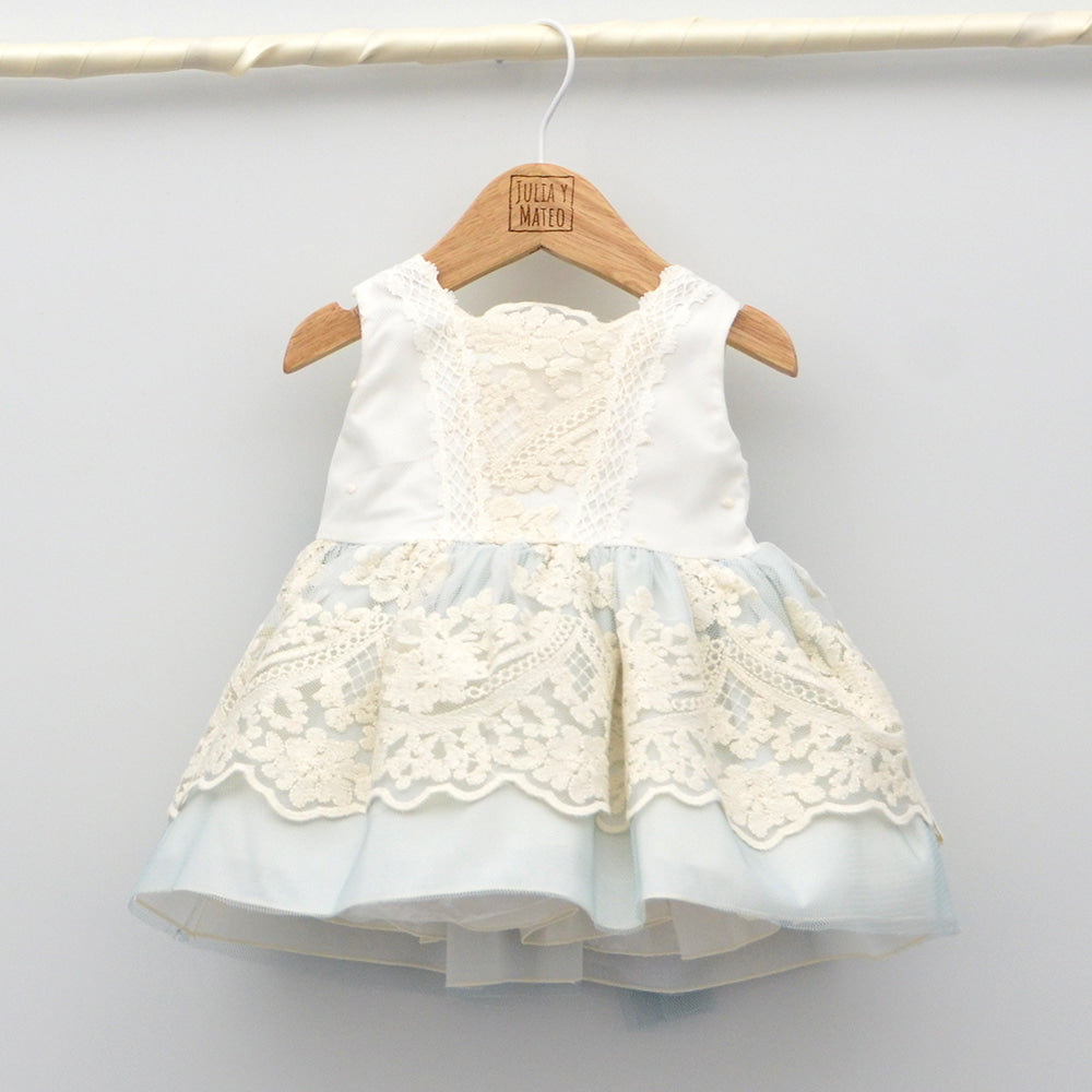vestido bautizo ceremonia niñas arras bordado flores fajin verde agua hecho en españa Amaya Mayoral