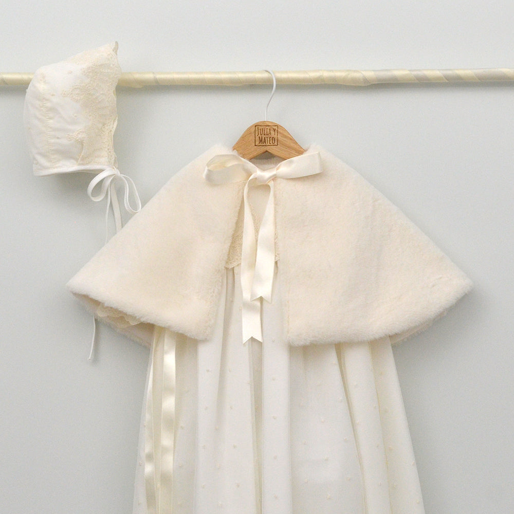 Faldón de bautizo largo en color crema con detalles de encaje y capota a juego, hecho artesanalmente en España