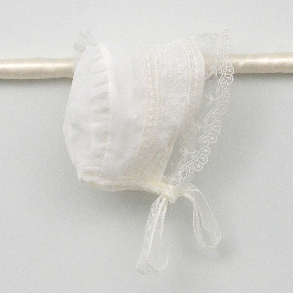 Faldón de Bautizo en Organza Natural con Plumeti Bordado y Puntillas "Amelia" con capota y culotte