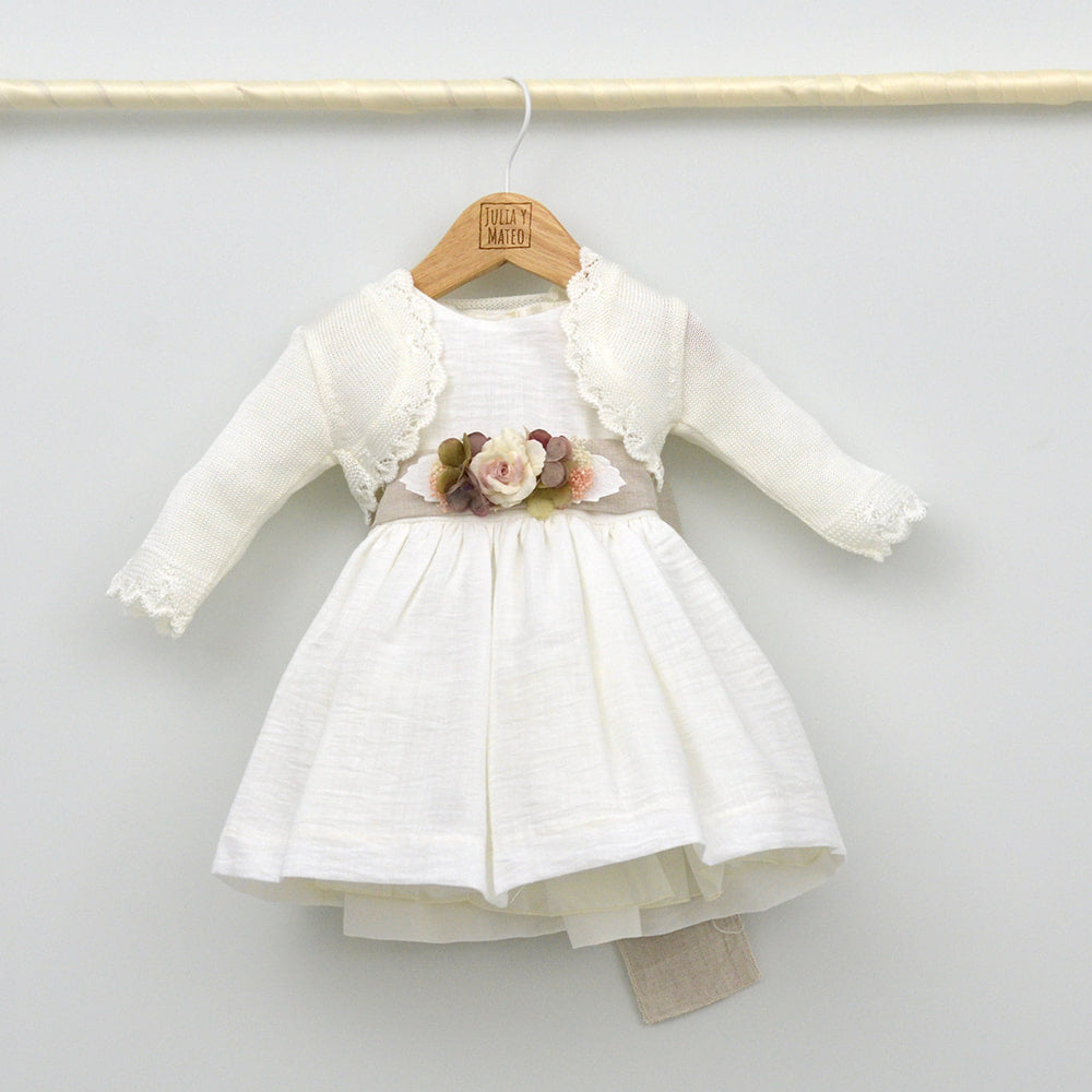 vestido bautizo niña traje arras ceremonia bebes 3,4,6,9,12,14,15,18,20,24,meses , 1,2,3,años, estilo clasico hecho en españa, adorno floral, fajin lino en arena, moderno, elegante