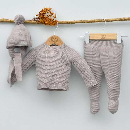 Conjunto bebés Koper con jersey, polaina y gorrito con pompón