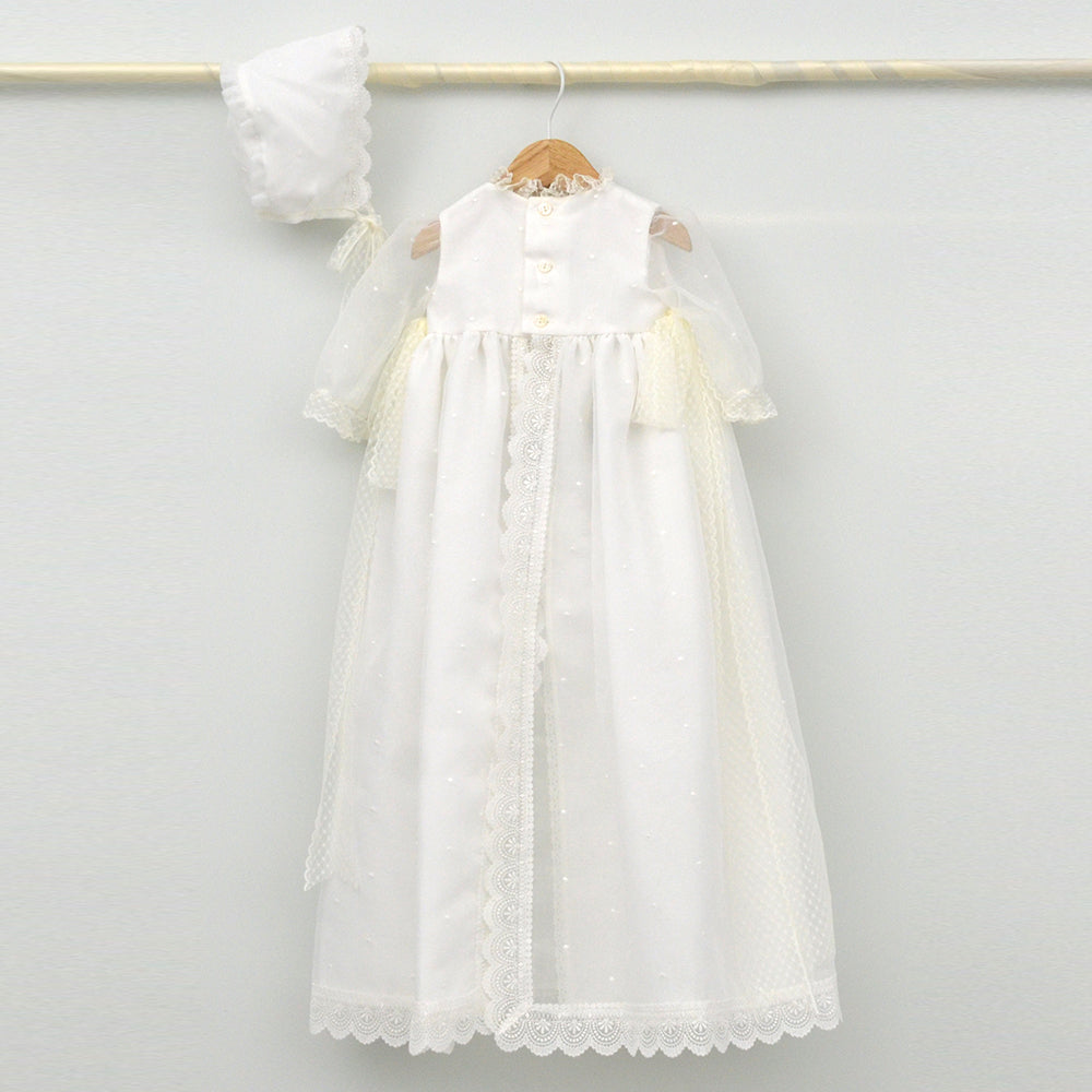 Faldón de bautizo clásico hecho a mano en color blanco, con detalles de encaje de valenciennes, plumeti y capota a juego