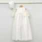 Faldón de bautizo clásico hecho a mano en color blanco, con detalles de encaje de valenciennes, plumeti y capota a juego