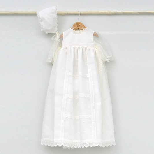 Faldón de bautizo clásico hecho a mano en color blanco, con detalles de encaje de valenciennes, plumeti y capota a juego