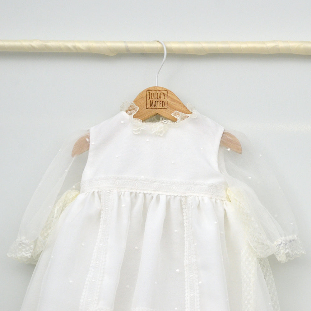 Faldón de bautizo clásico hecho a mano en color blanco, con detalles de encaje de valenciennes, plumeti y capota a juego