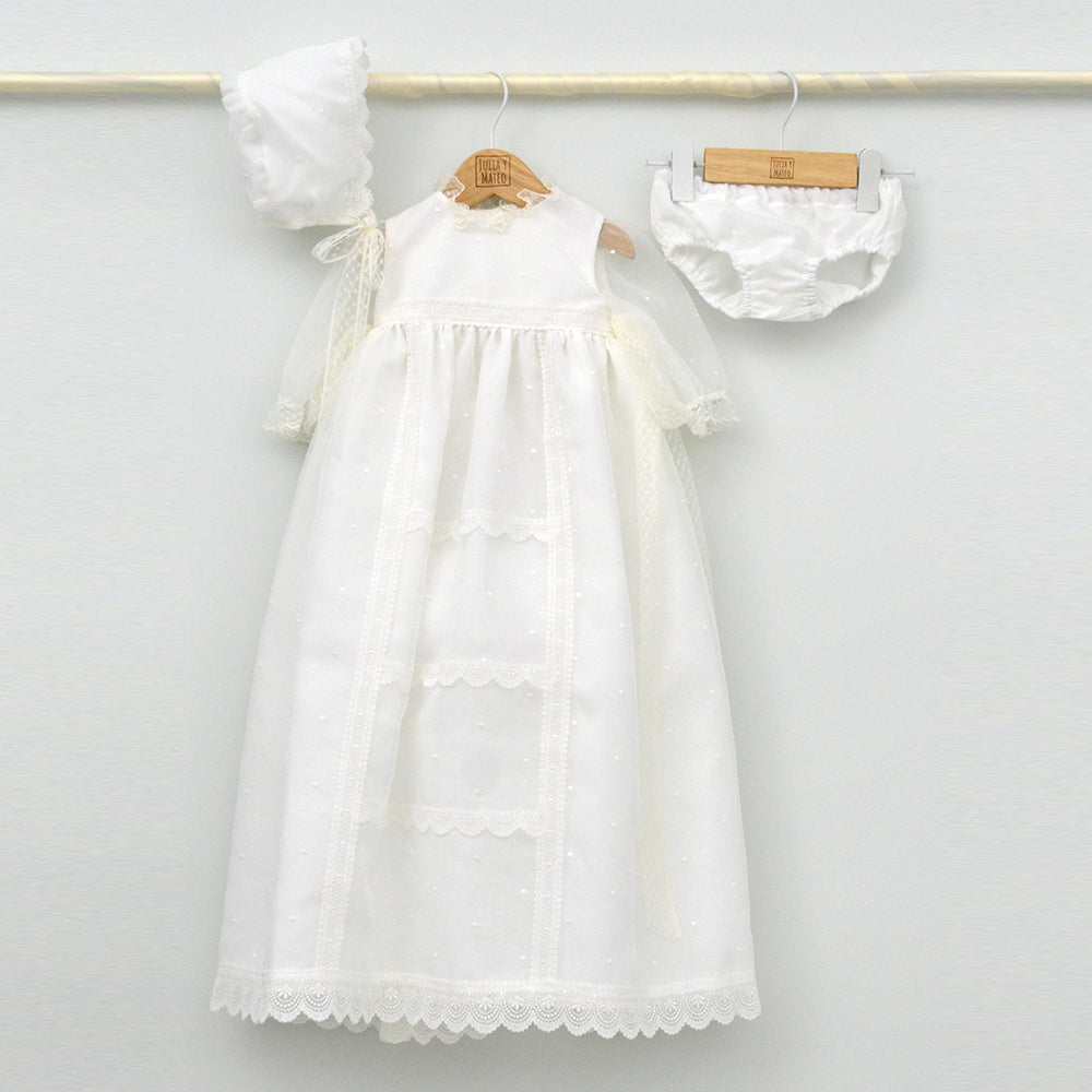Faldón de bautizo clásico hecho a mano en color blanco, con detalles de encaje de valenciennes, plumeti y capota a juego