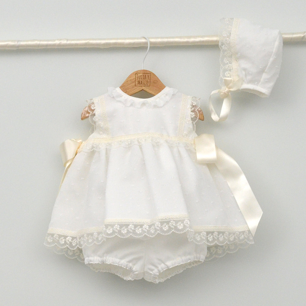 Jesusito Isabel de organza con plumeti con capota y braguita