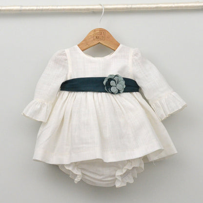 Jesusito de bautizo para niña con fajín de lino verde y adorno floral