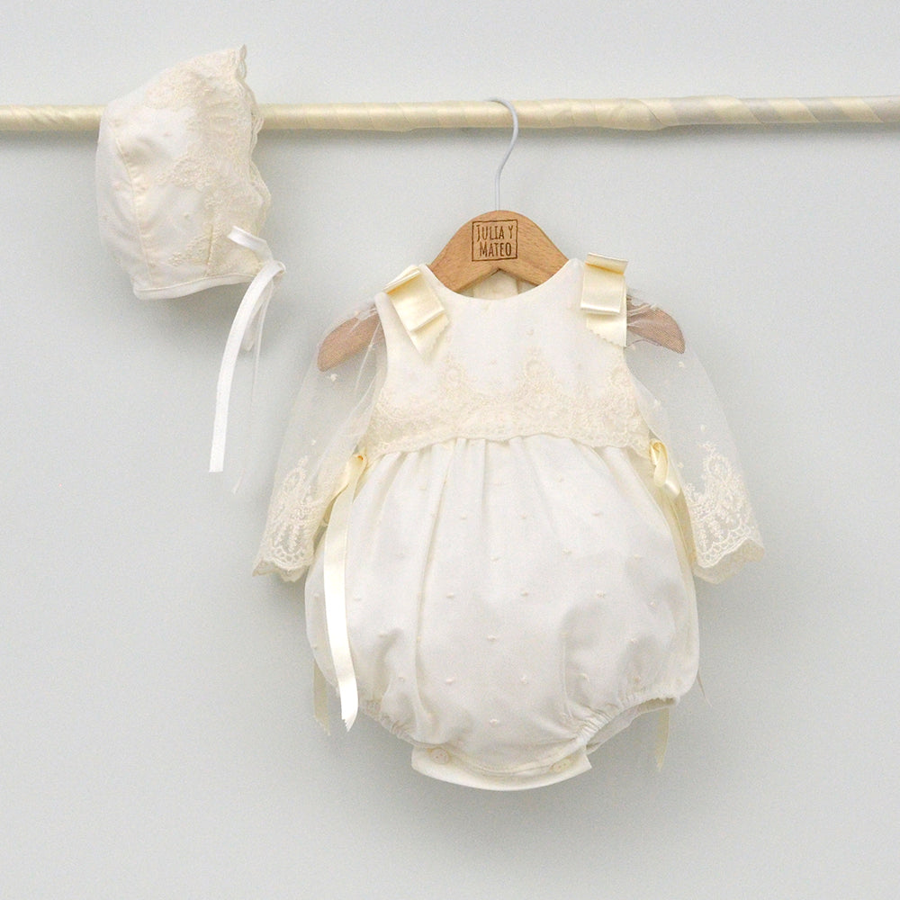 Pelele de bautizo clásico en color marfil con bordados artesanales y capota a juego para bebé hecha en españa por JuliayMateo