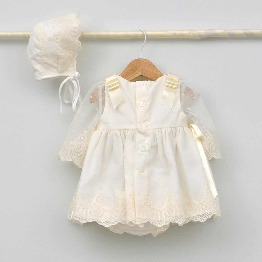 vestido bautizo clasico niña en color beige con capota y cubrepañal hecho artesanalmente en españa por Julia y mateo