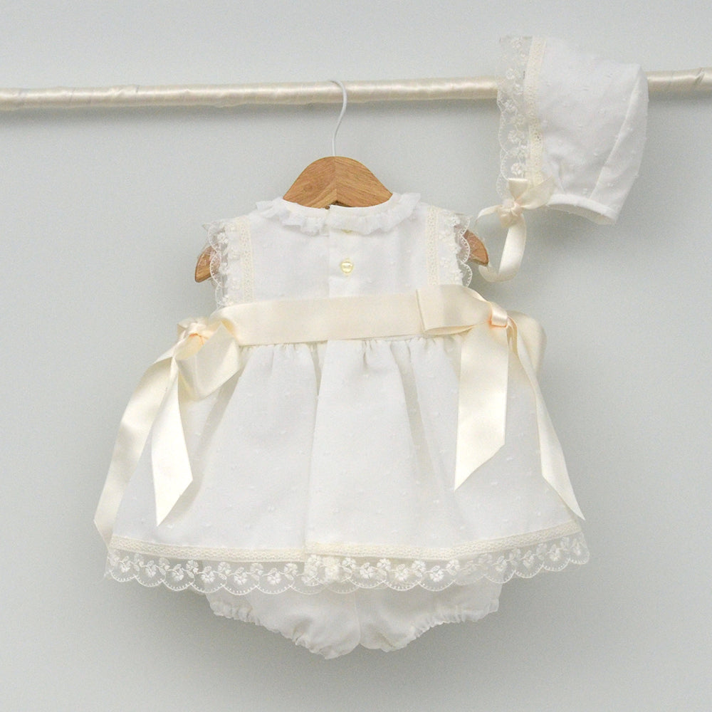 Jesusito Isabel de organza con plumeti con capota y braguita